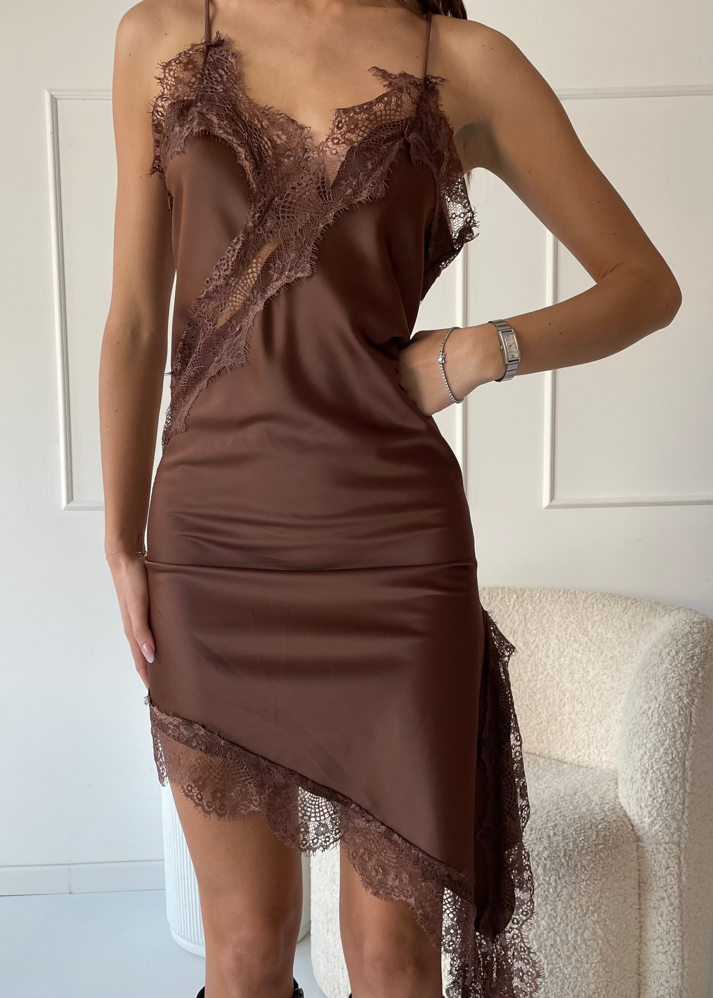 ANISSA - canottiera marrone effetto seta asimmetrica con bordo in pizzo