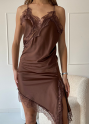 ANISSA - canottiera marrone effetto seta asimmetrica con bordo in pizzo