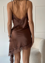 ANISSA - canottiera marrone effetto seta asimmetrica con bordo in pizzo