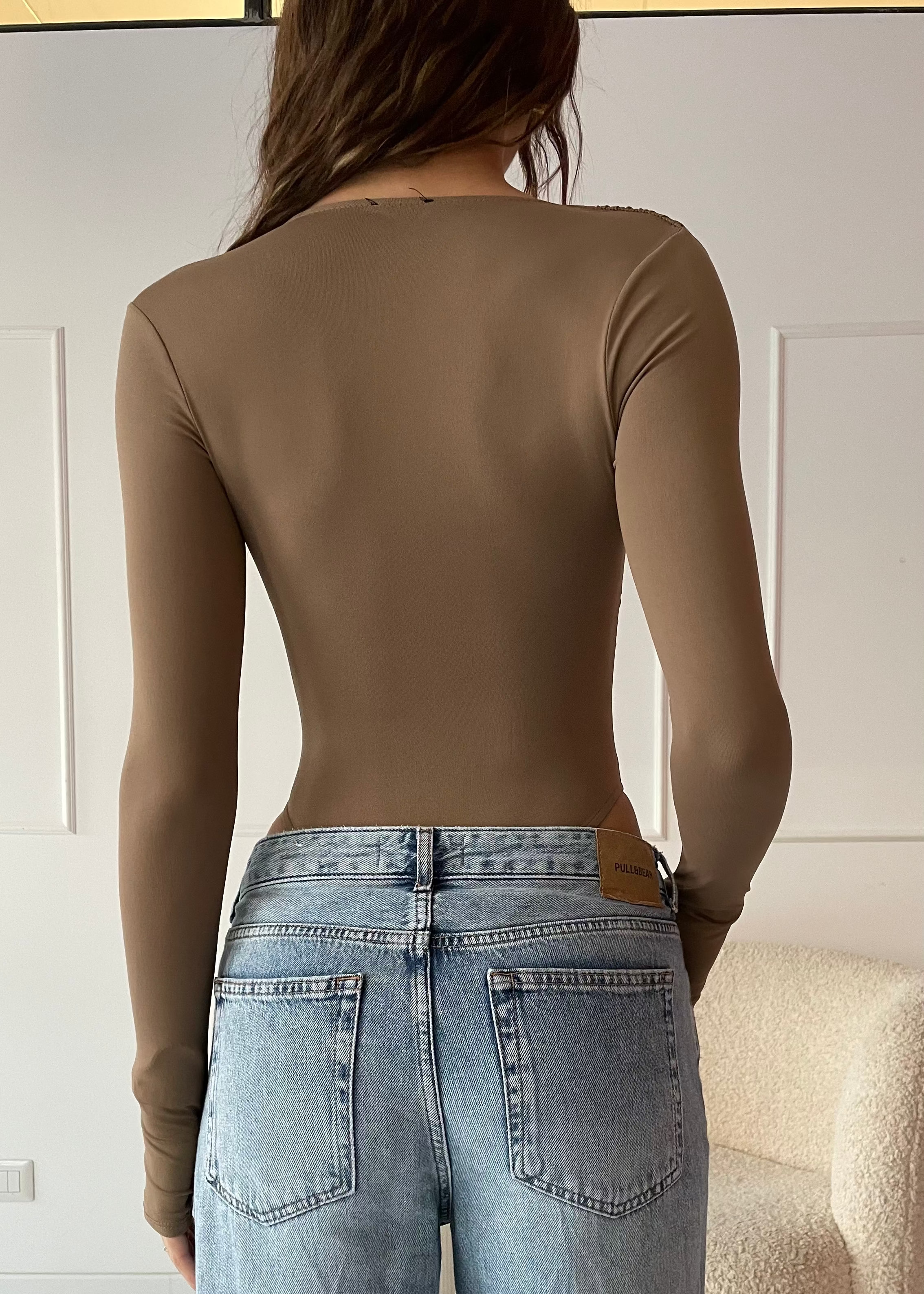 CLOTILDE - body nude a maniche lunghe, scollatura asimmetrica con foro per pollice