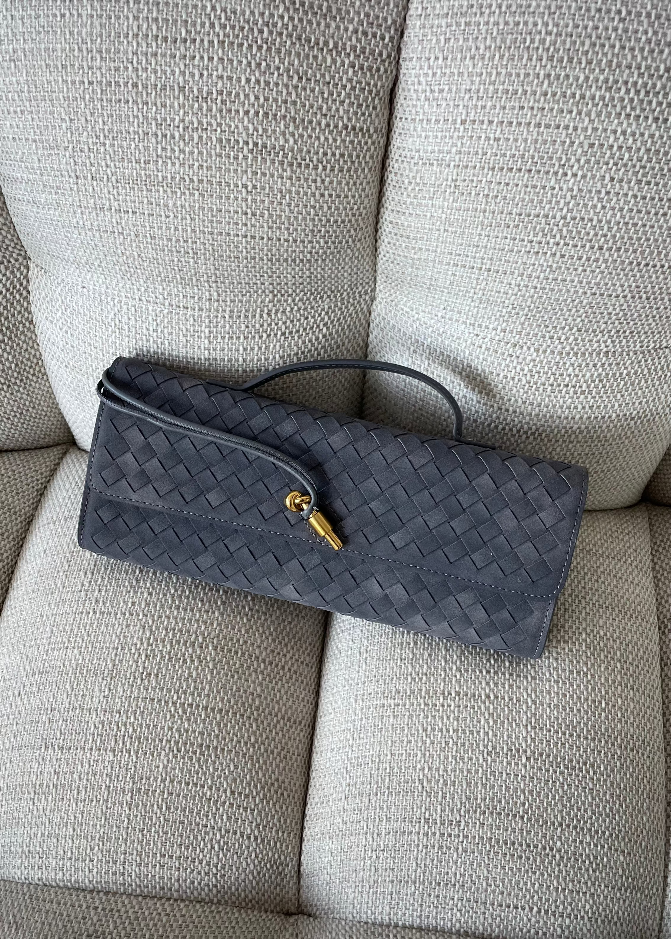 FANNY - borsa pochette grigia con chiusura decorativa oro