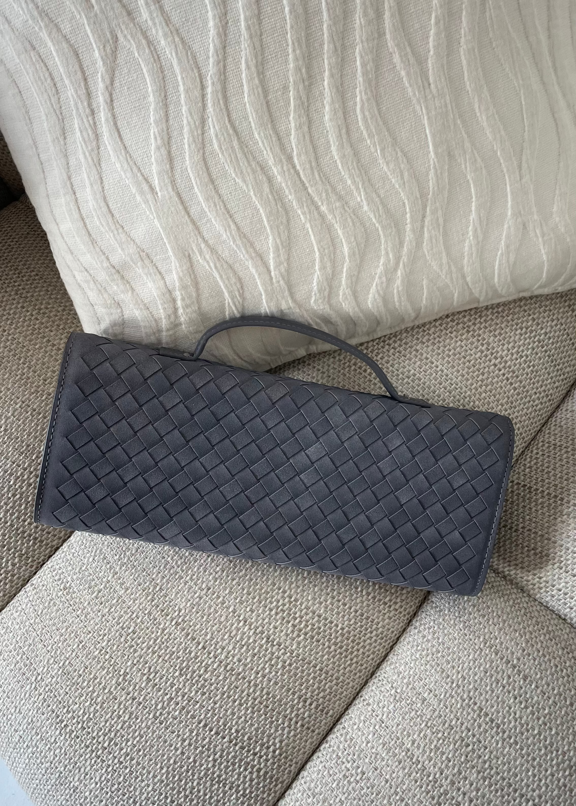 FANNY - borsa pochette grigia con chiusura decorativa oro