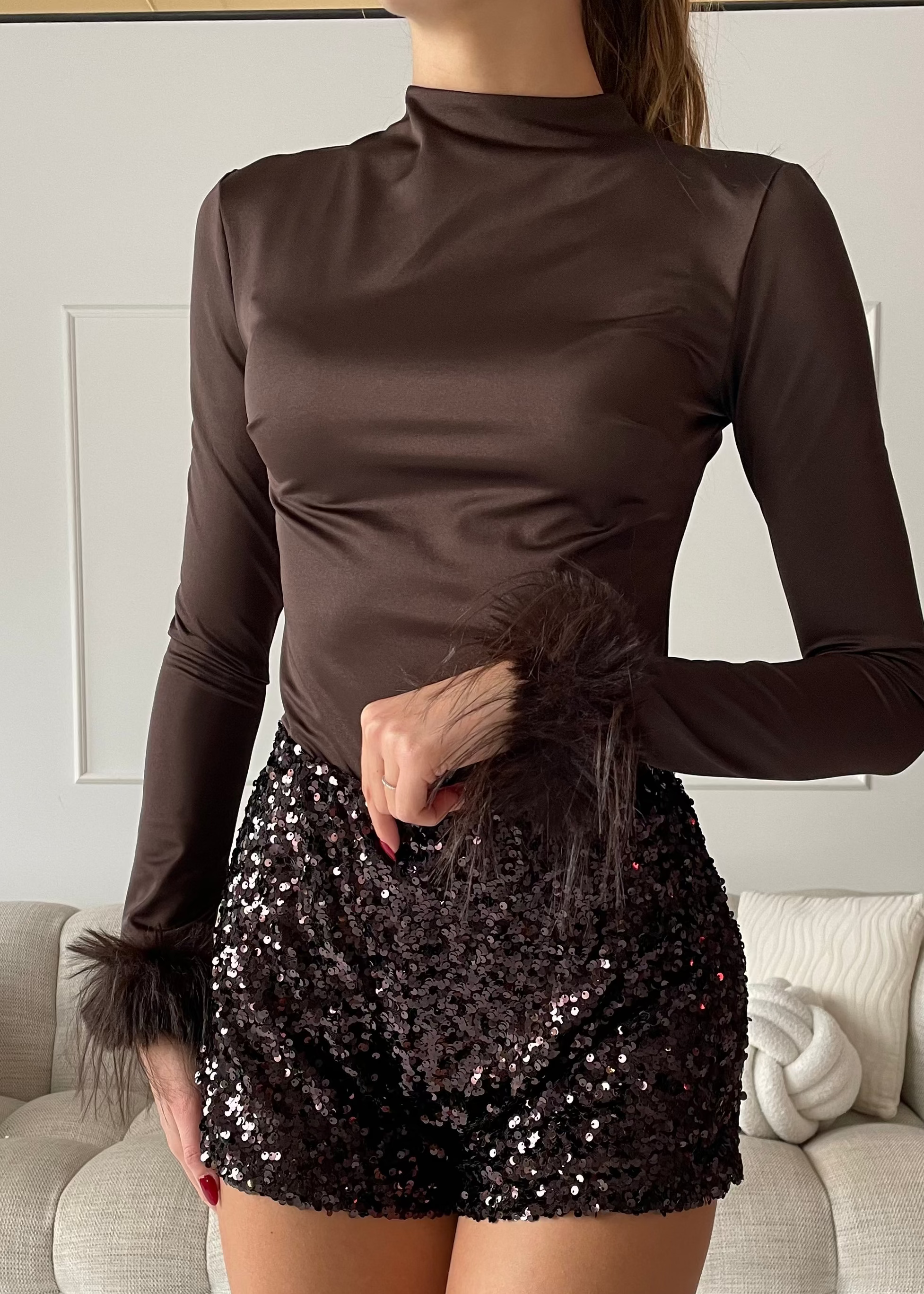 REVES - top marrone effetto lucido con polsini in piume