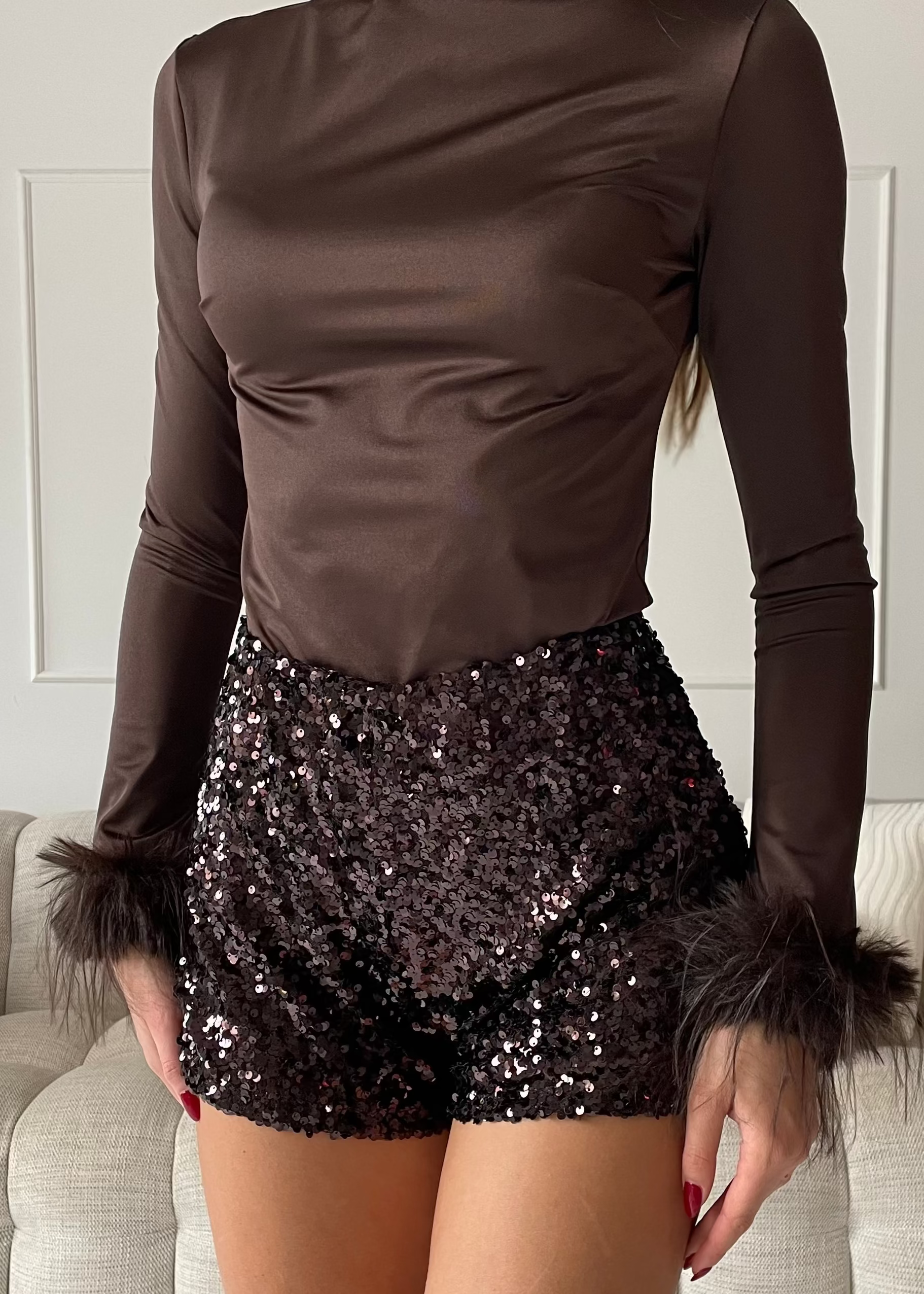 REVES - top marrone effetto lucido con polsini in piume