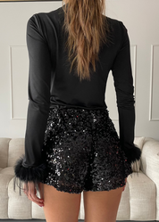 REVES - top nero effetto lucido con polsini in piume