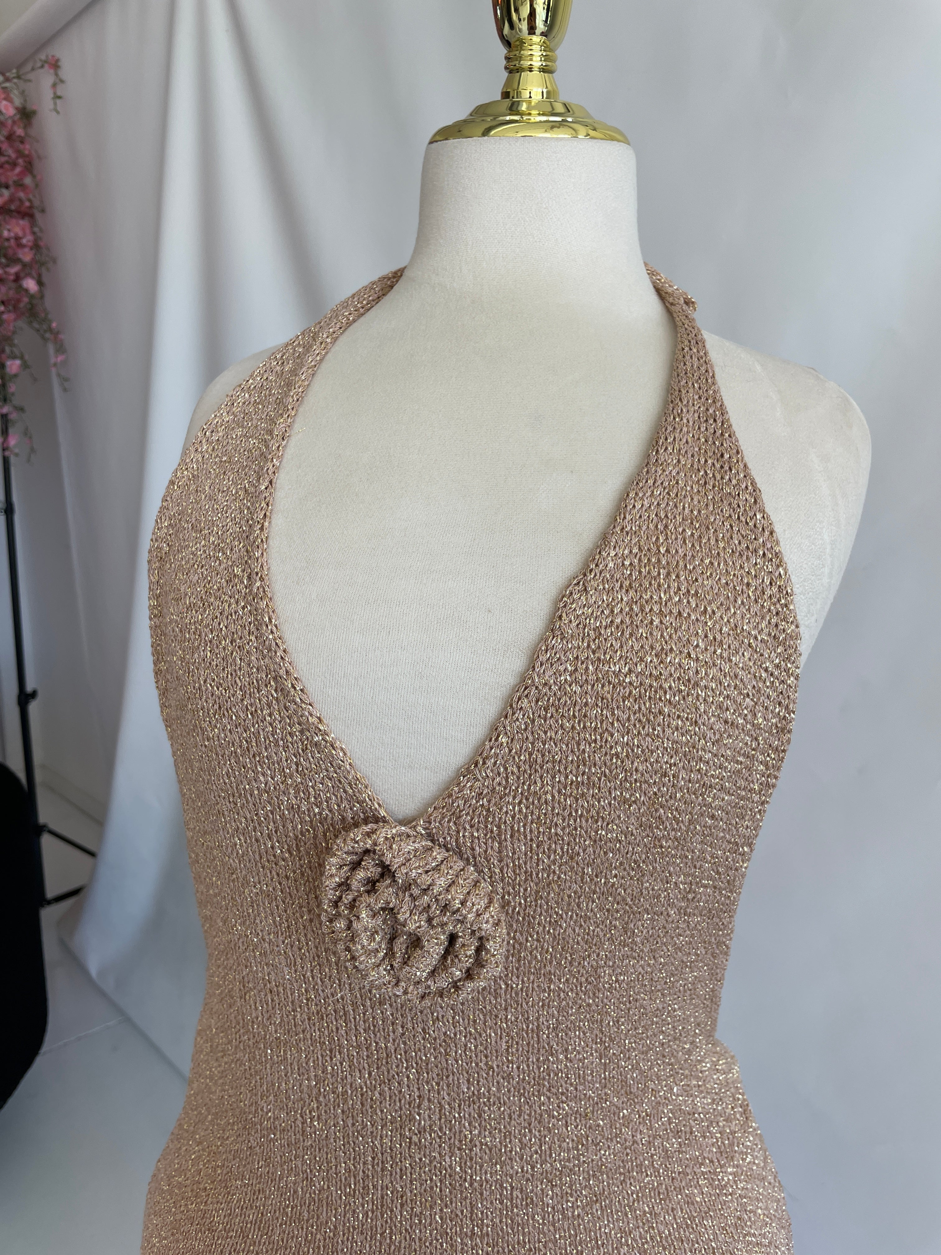 VERO - vestito lungo in maglia lurex oro con applicazione rose