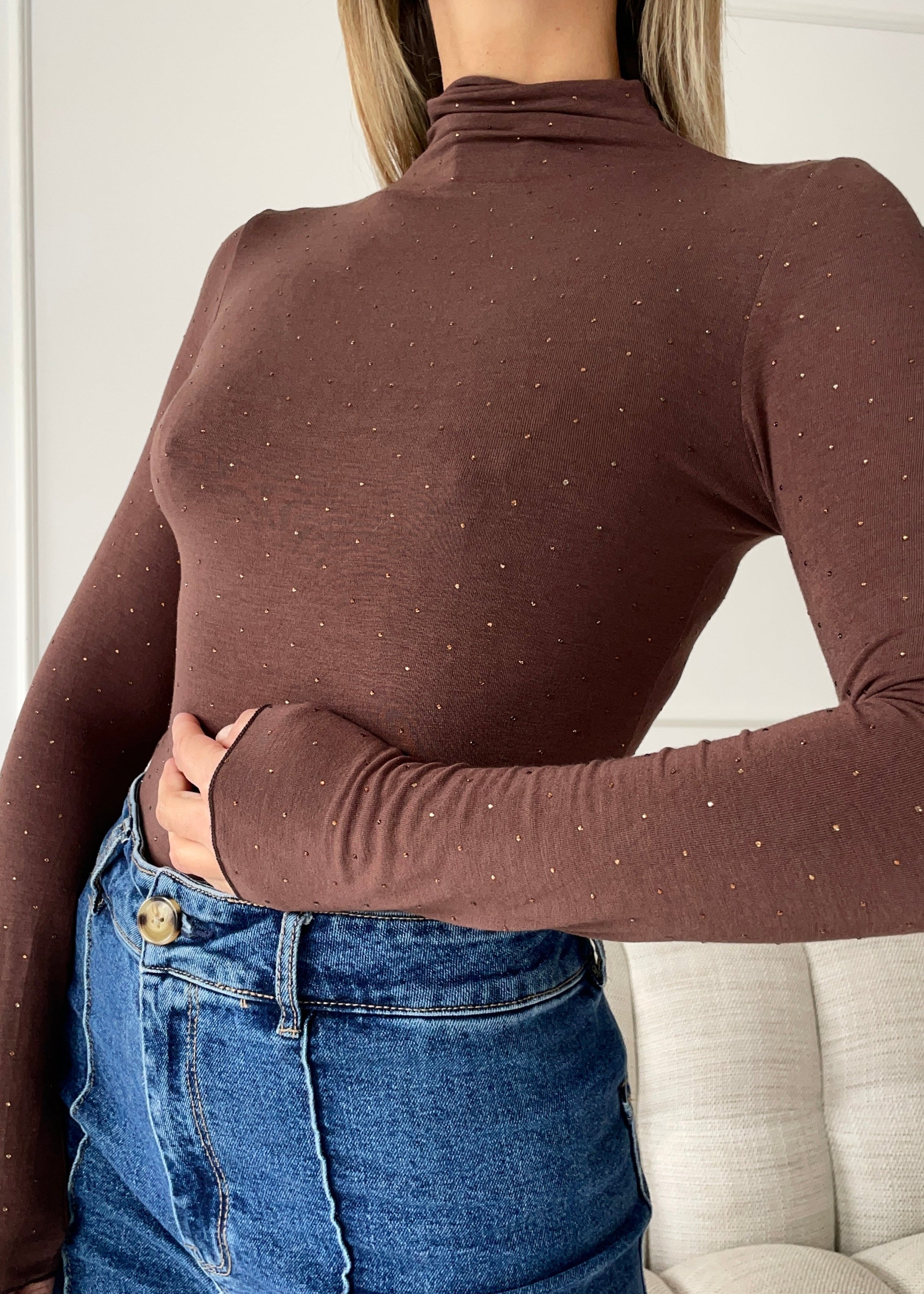 WINI - maglietta a collo alto con strass in marrone