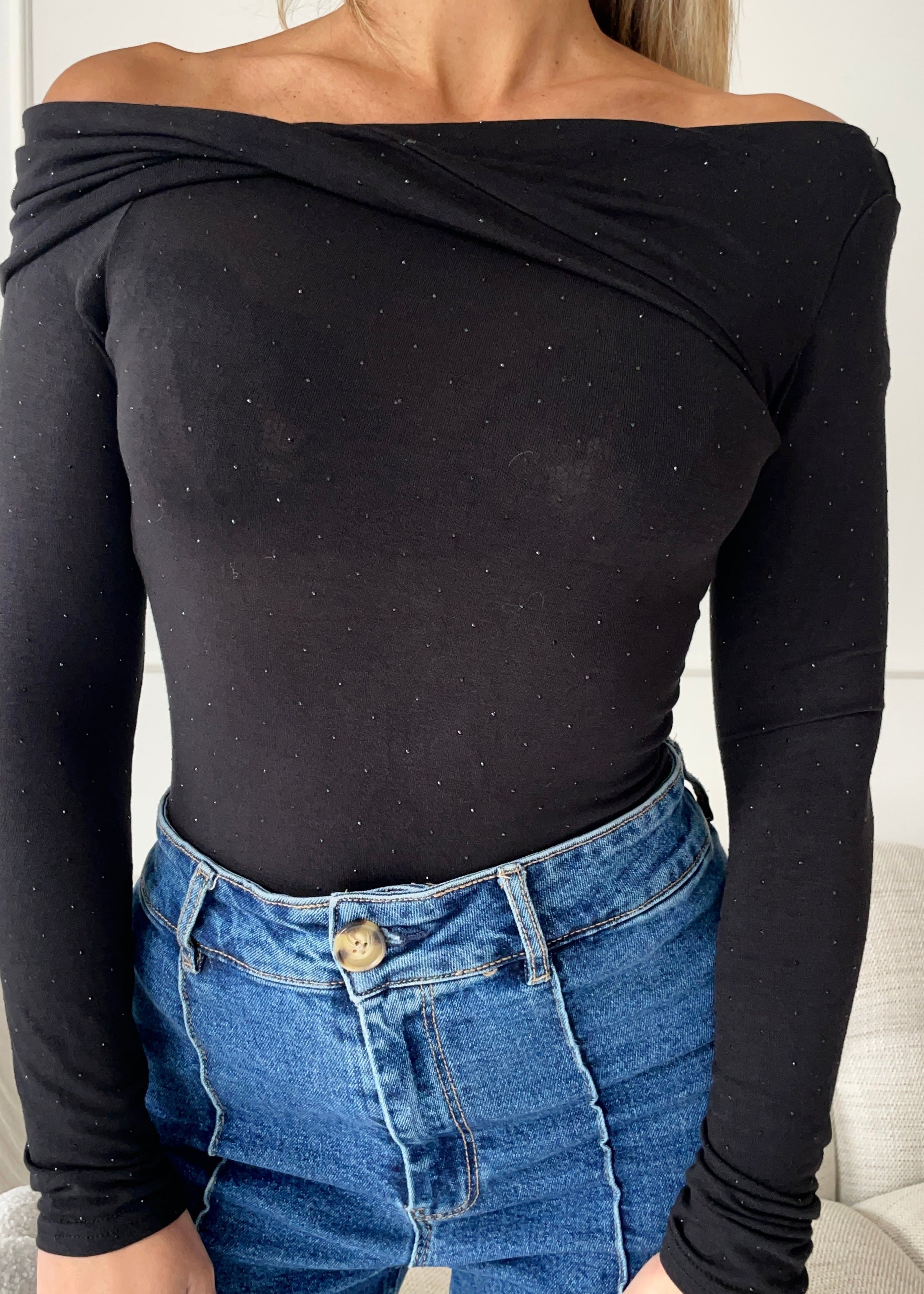 PEYTON - maglietta con spalle scoperte e drappeggio con strass in nero