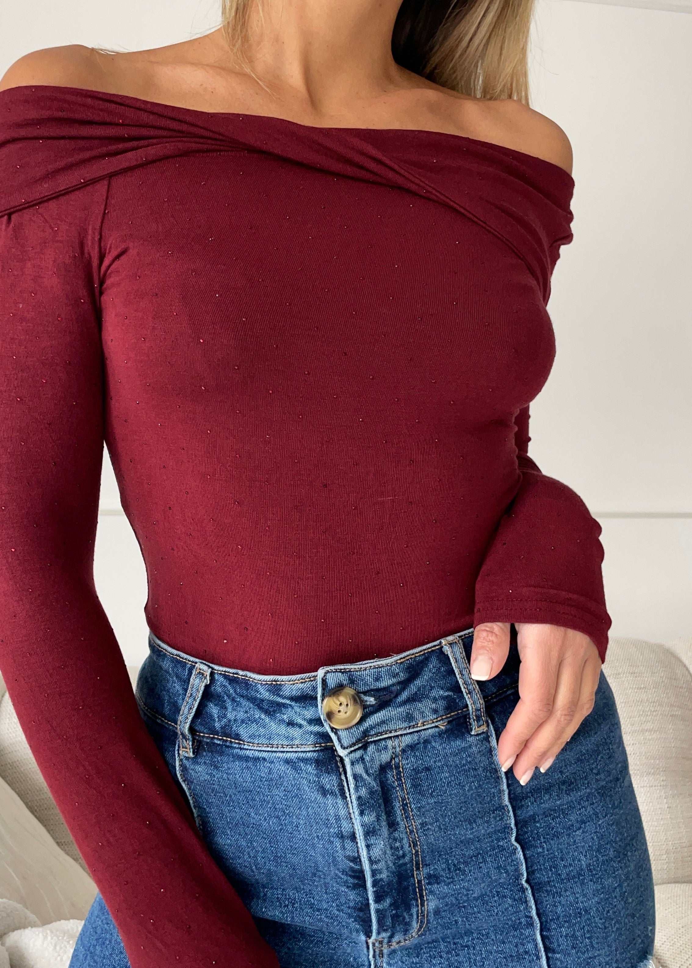 PEYTON - maglietta con spalle scoperte e drappeggio con strass in burgundy wine