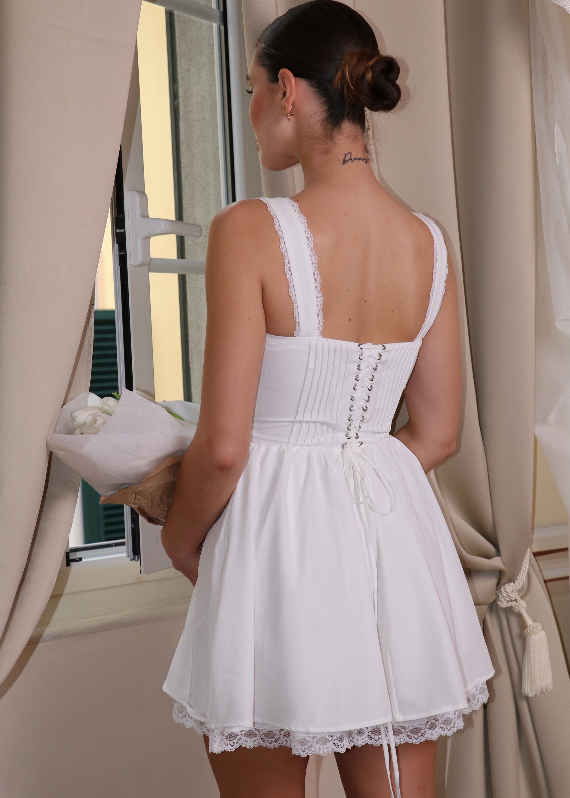 KORE - vestito mini bianco con gonna ampia e scollo stile corpetto
