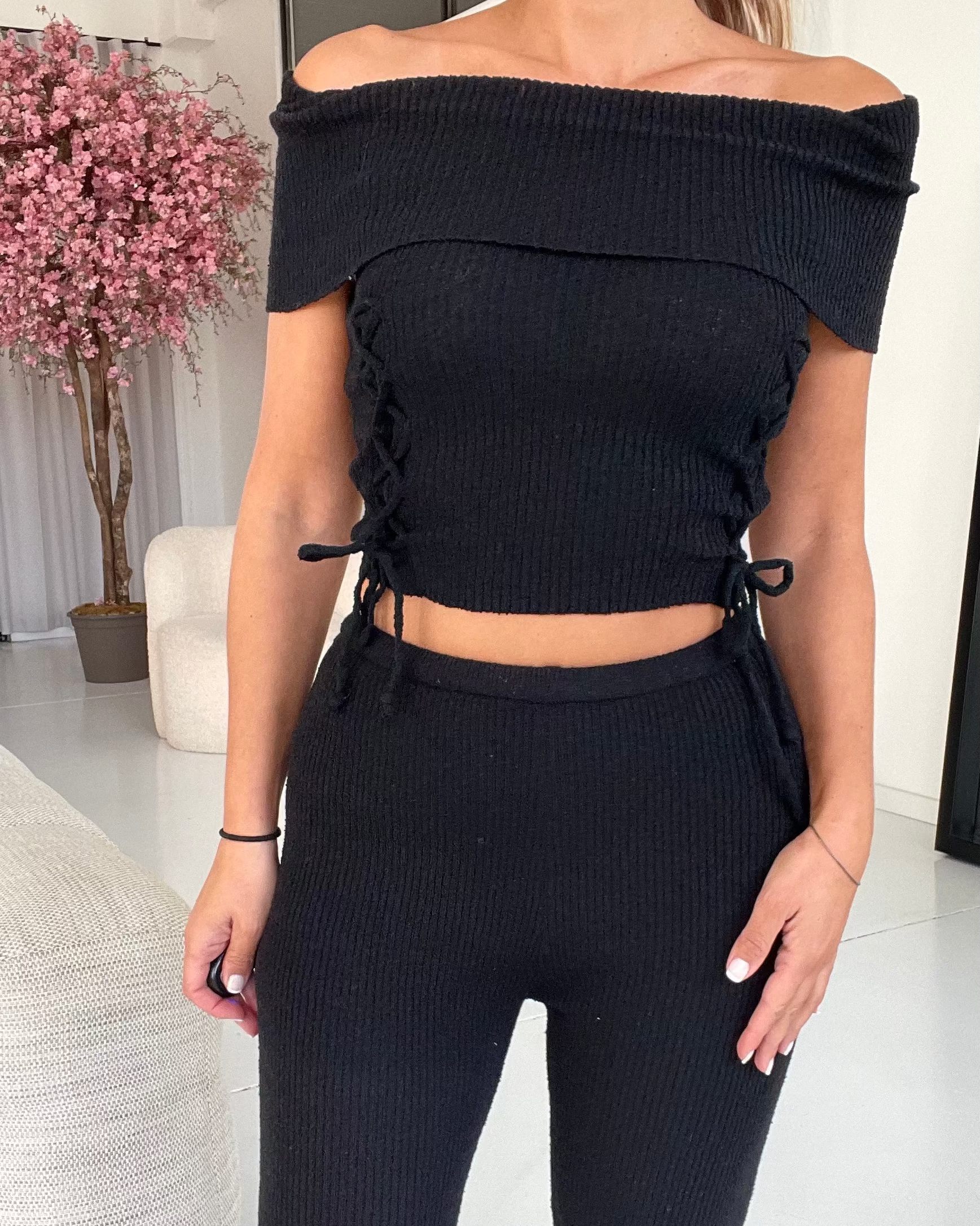 KLANDY - set coordinato completo top stile bardot e pantaloni flare in bianco