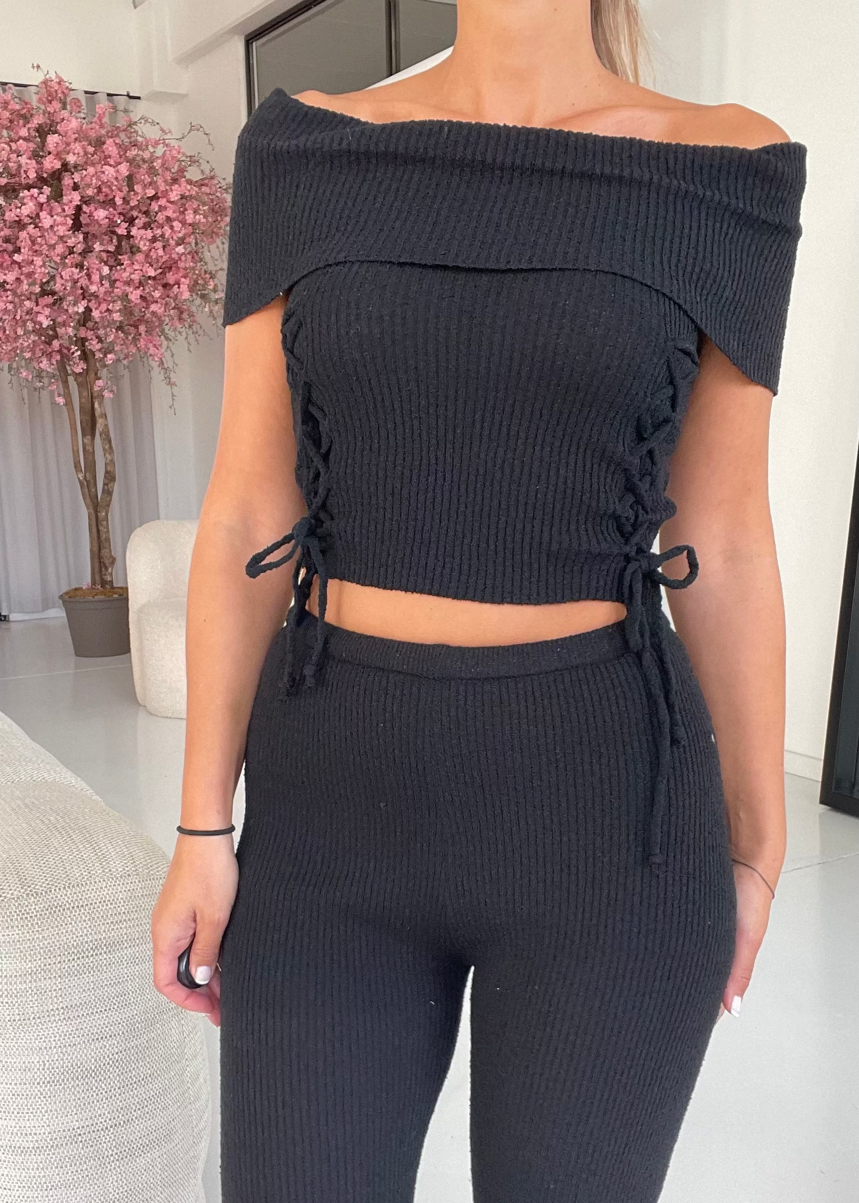 KLANDY - set coordinato completo top stile bardot e pantaloni flare in bianco