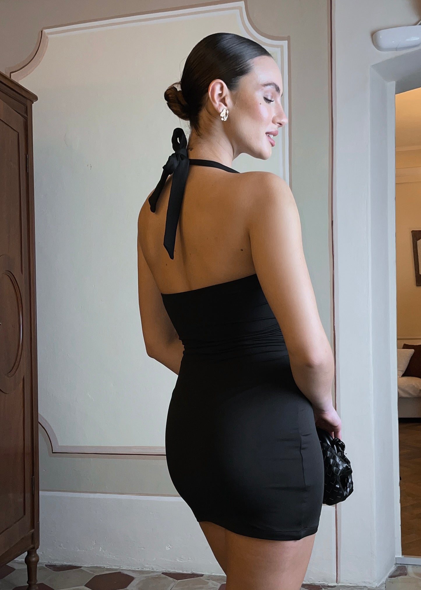 ROSEE - vestito corto nero scollato con rose applicate