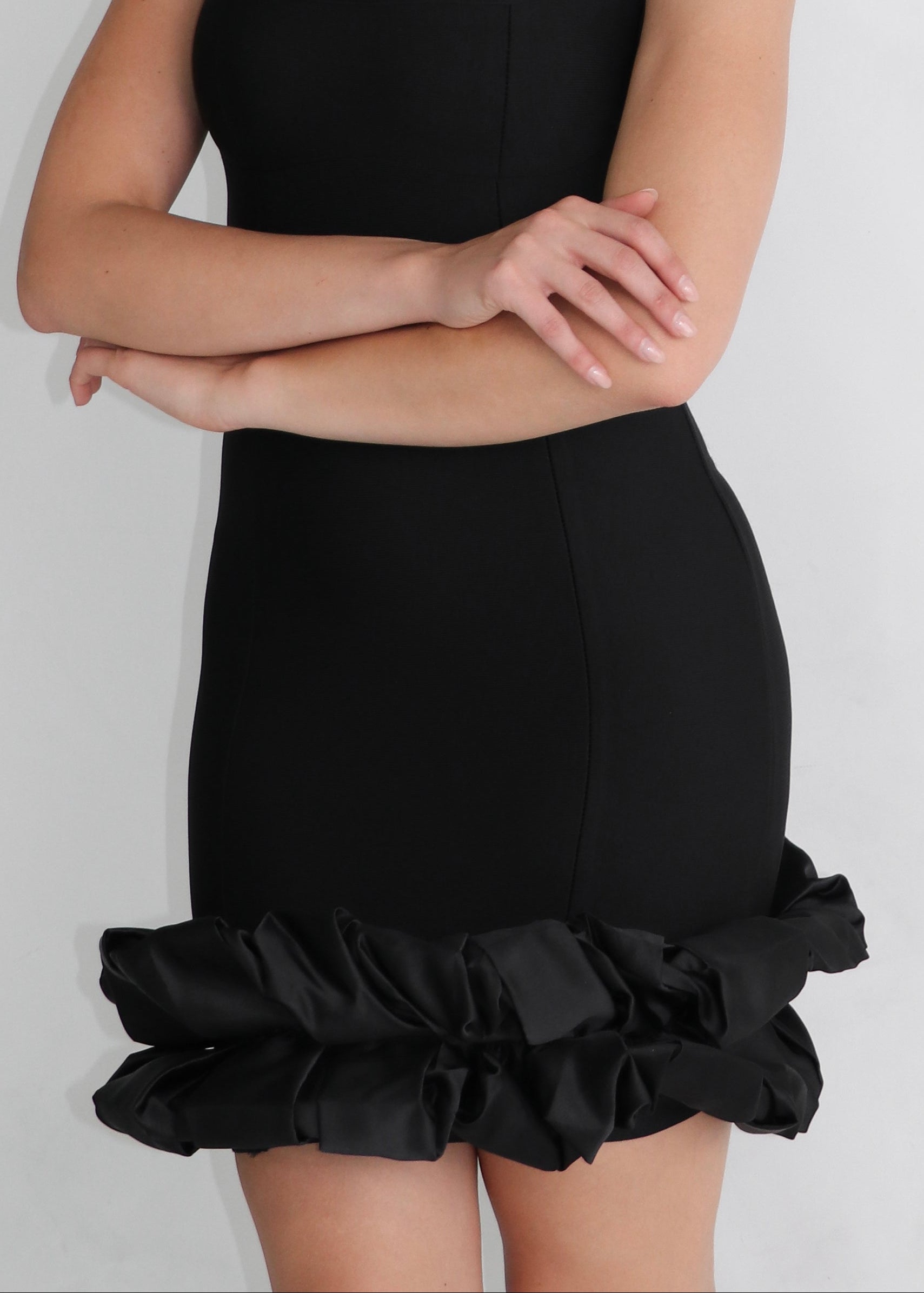 CAMELIA - mini dress nero con orlo con tessuto in raso combinato e volant