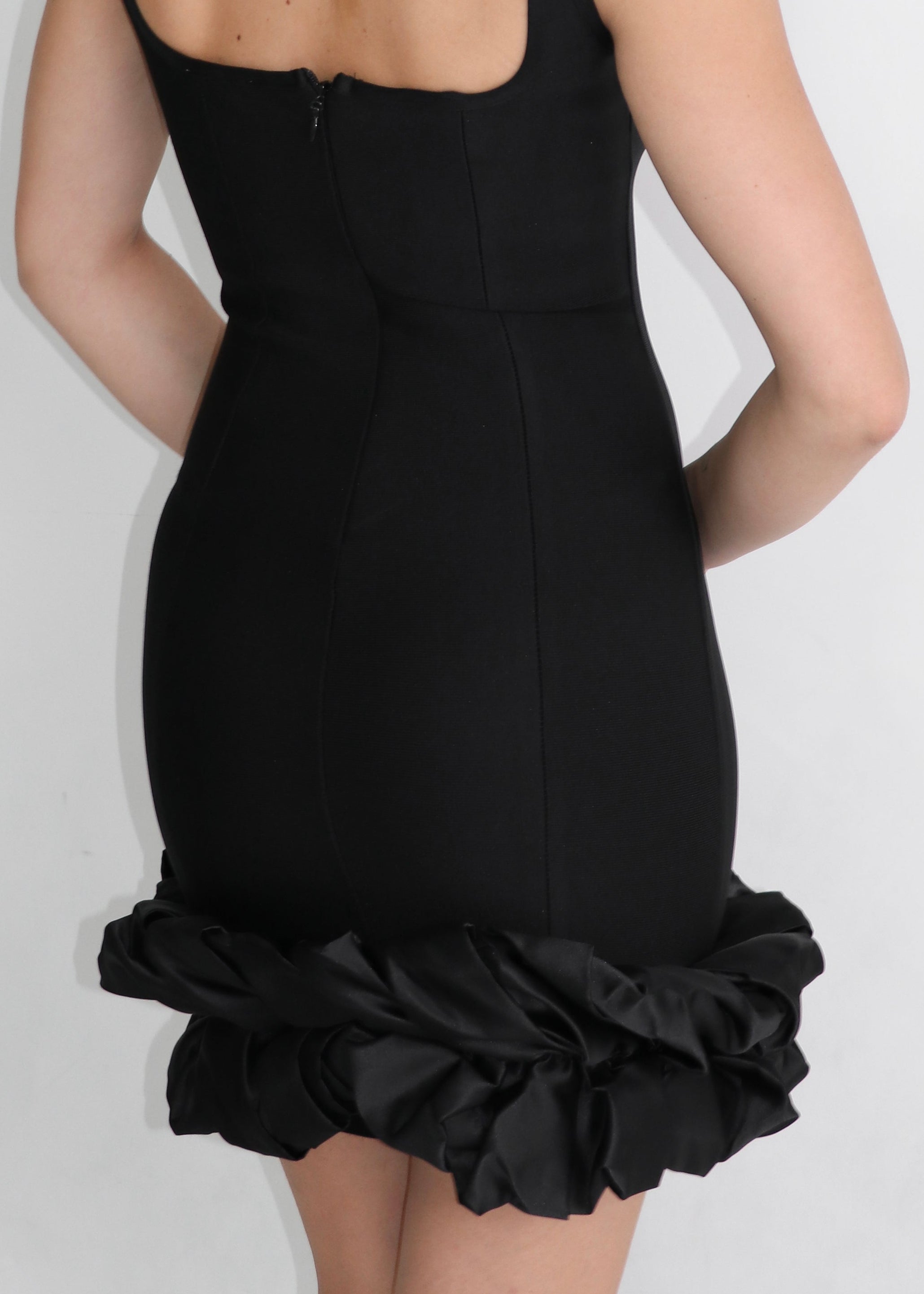 CAMELIA - mini dress nero con orlo con tessuto in raso combinato e volant