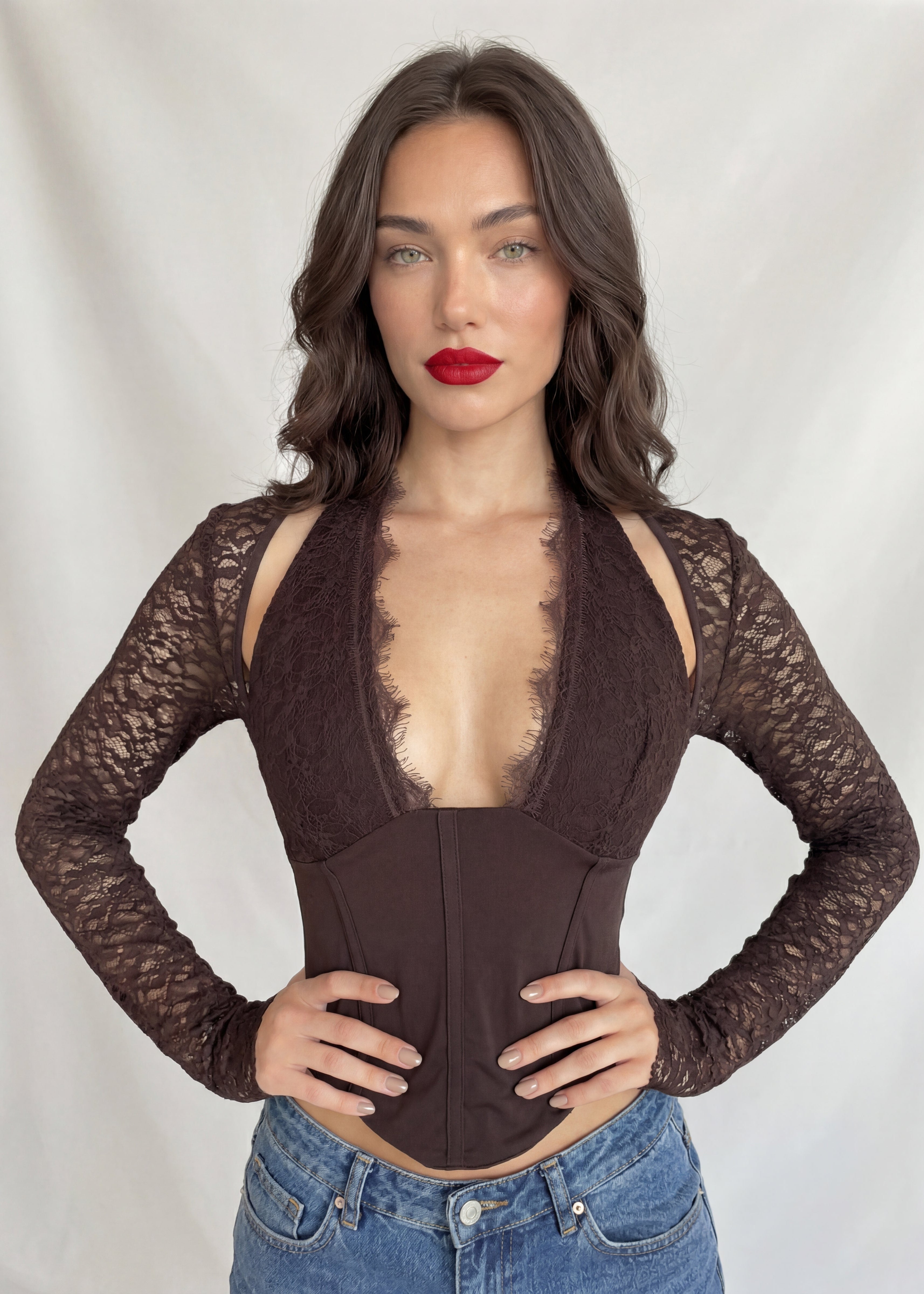 JAUS - crop top corpetto con maniche e scollo in pizzo marrone