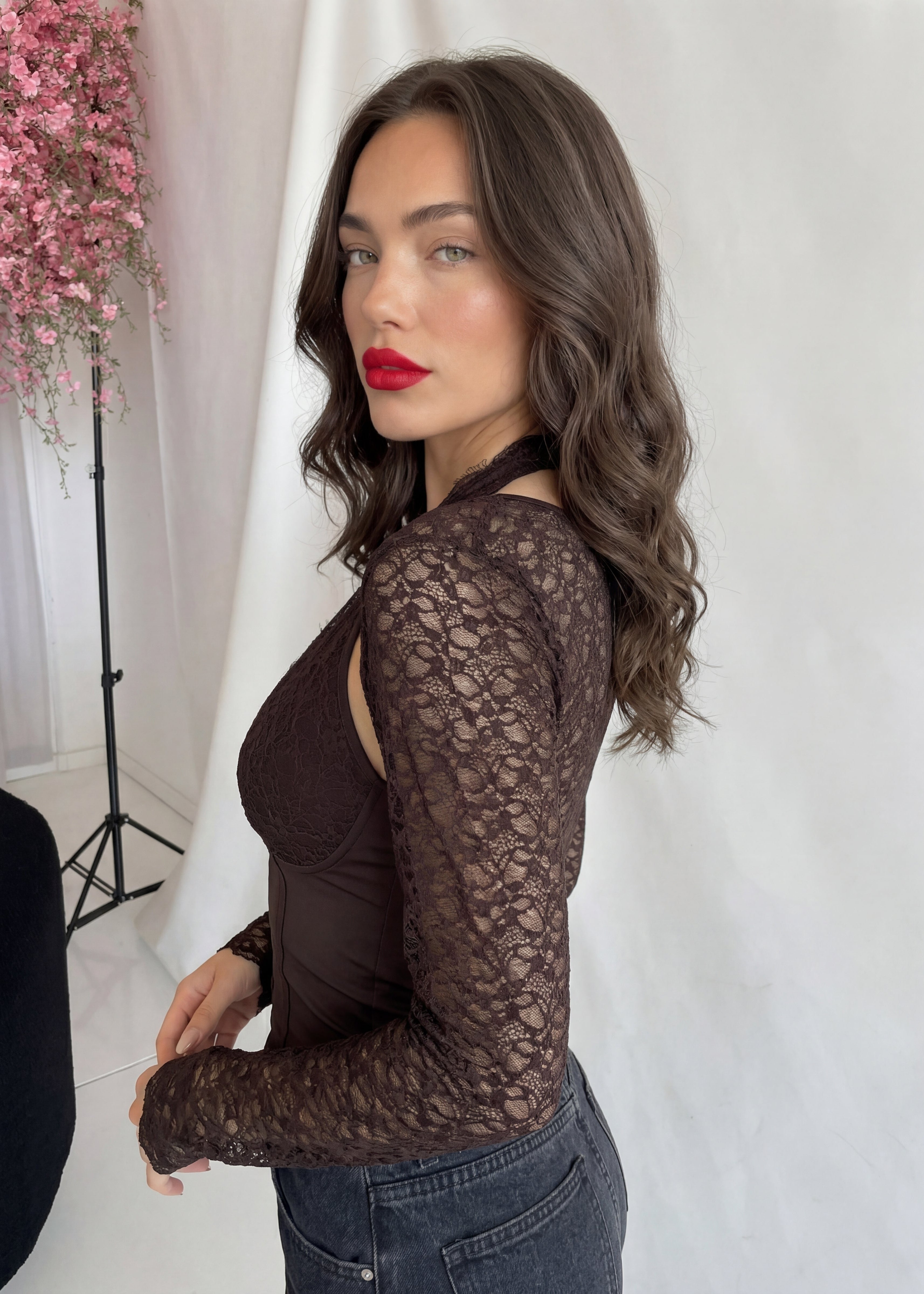 JAUS - crop top corpetto con maniche e scollo in pizzo marrone