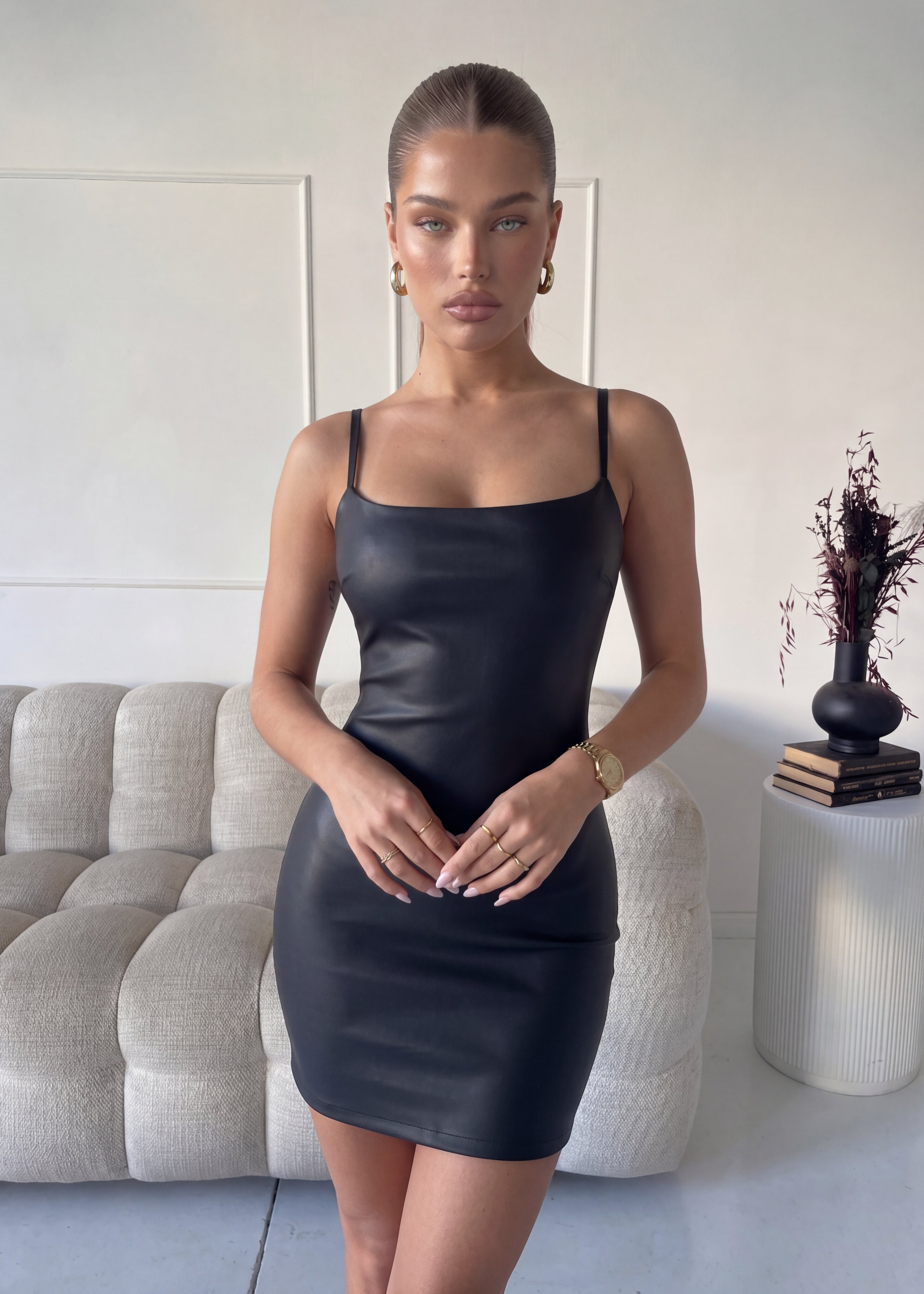 KUSSIE - vestito mini corto in simil pelle nera con scollatura sulla schiena