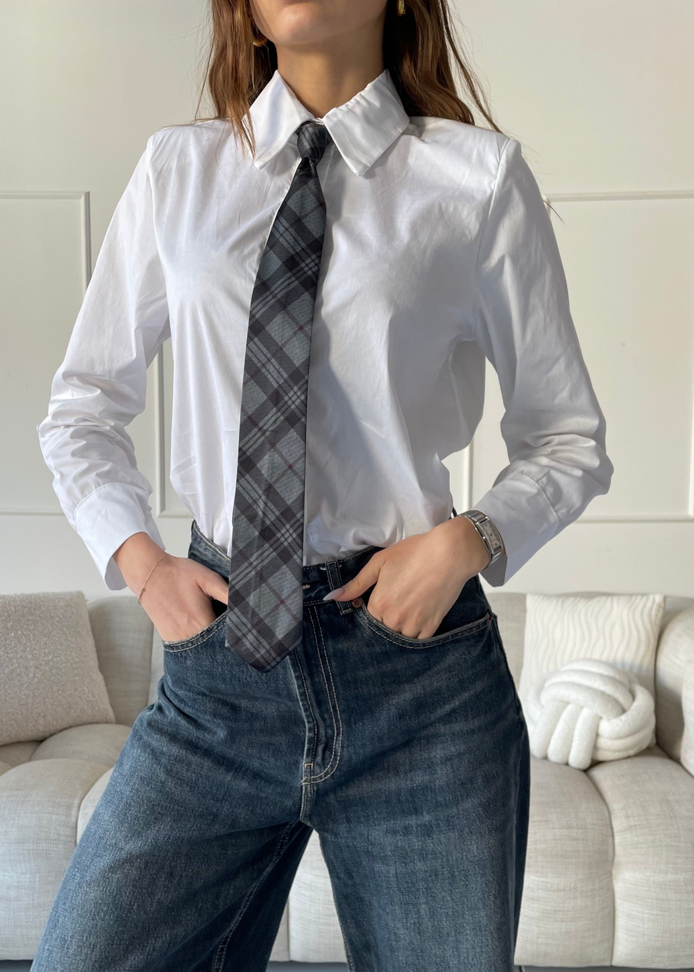 MYLLA - camicia bianca con cravatta grigia e nera