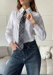 MYLLA - camicia bianca con cravatta grigia e nera