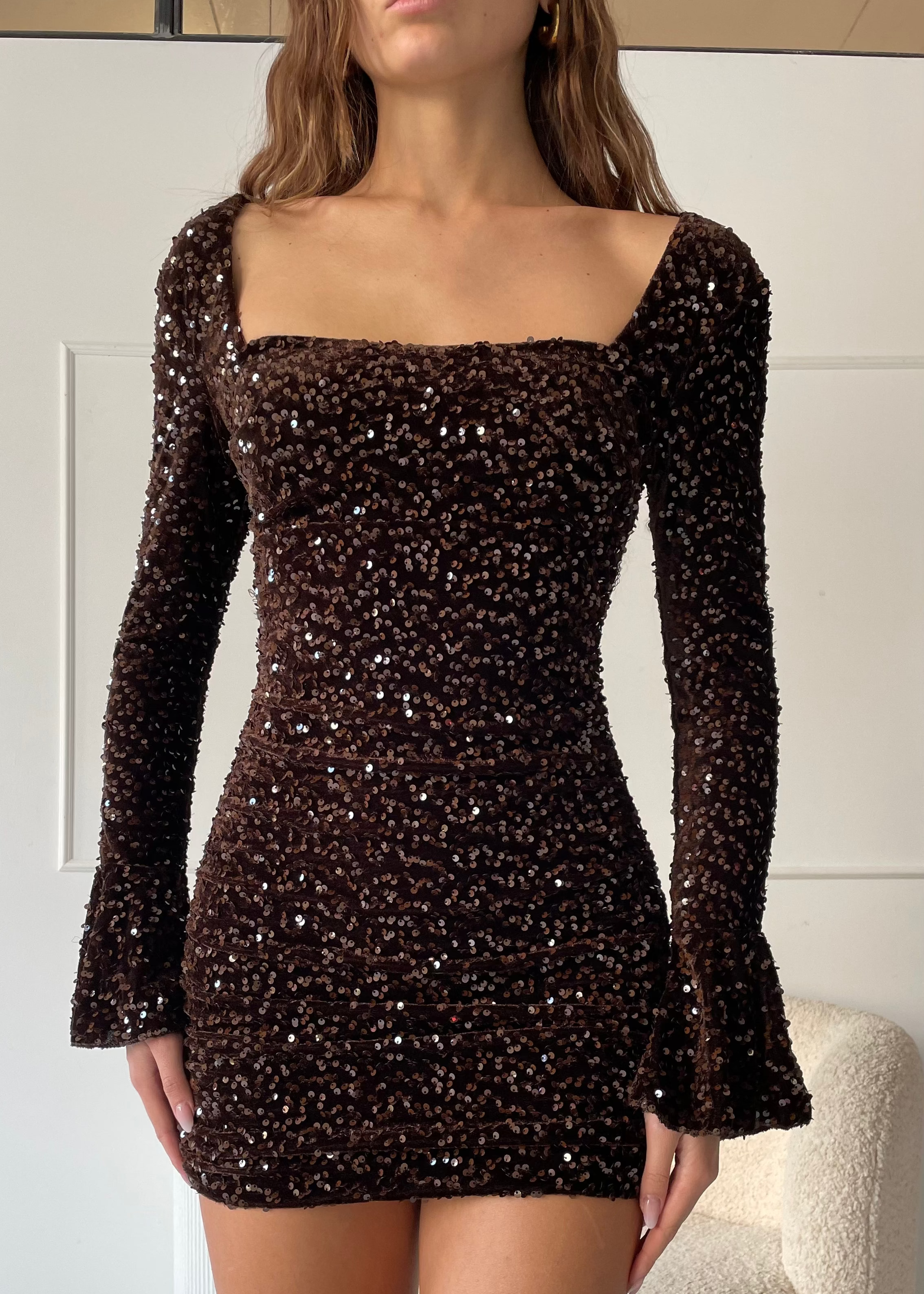 NELLY - vestito mini marrone in velluto e paillettes con scollo sulla schiena