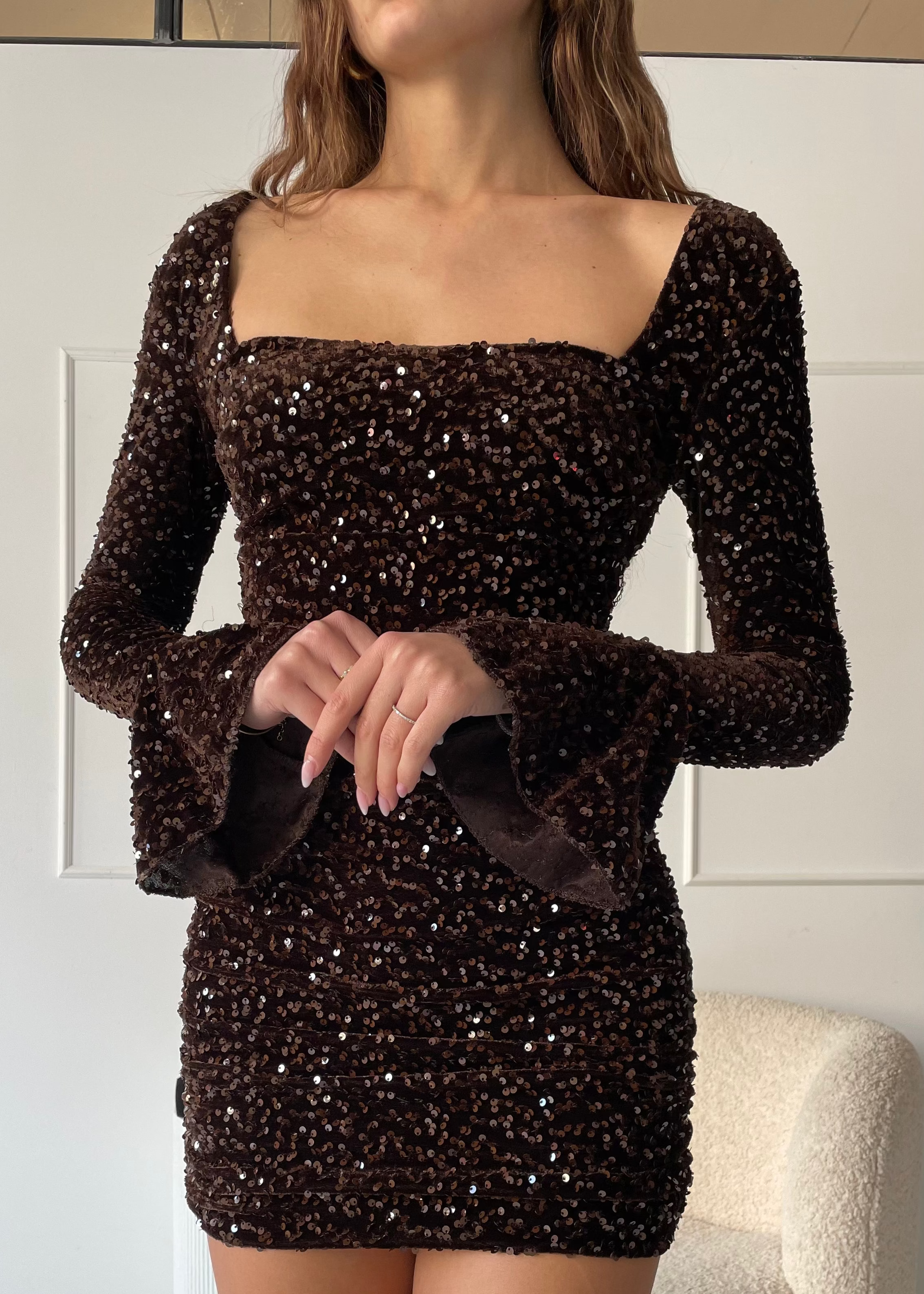 NELLY - vestito mini marrone in velluto e paillettes con scollo sulla schiena