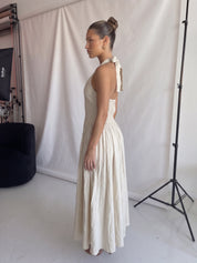 ODILE - abito midi beige con gonna ampia e allacciatura dietro il collo