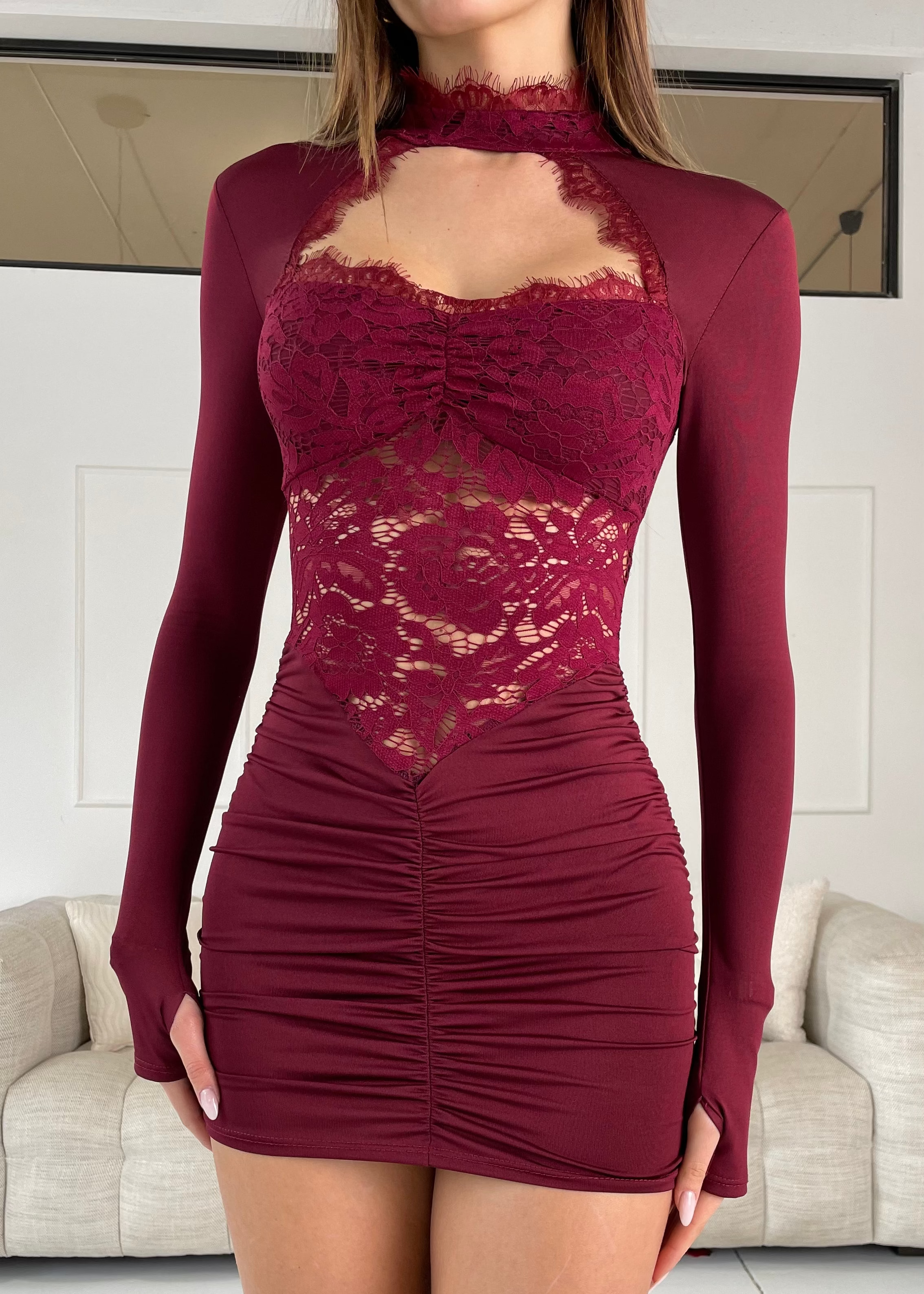 OLLY - vestito mini bordeaux con gonna drappeggiata, scollo a cuore e inserito in pizzo