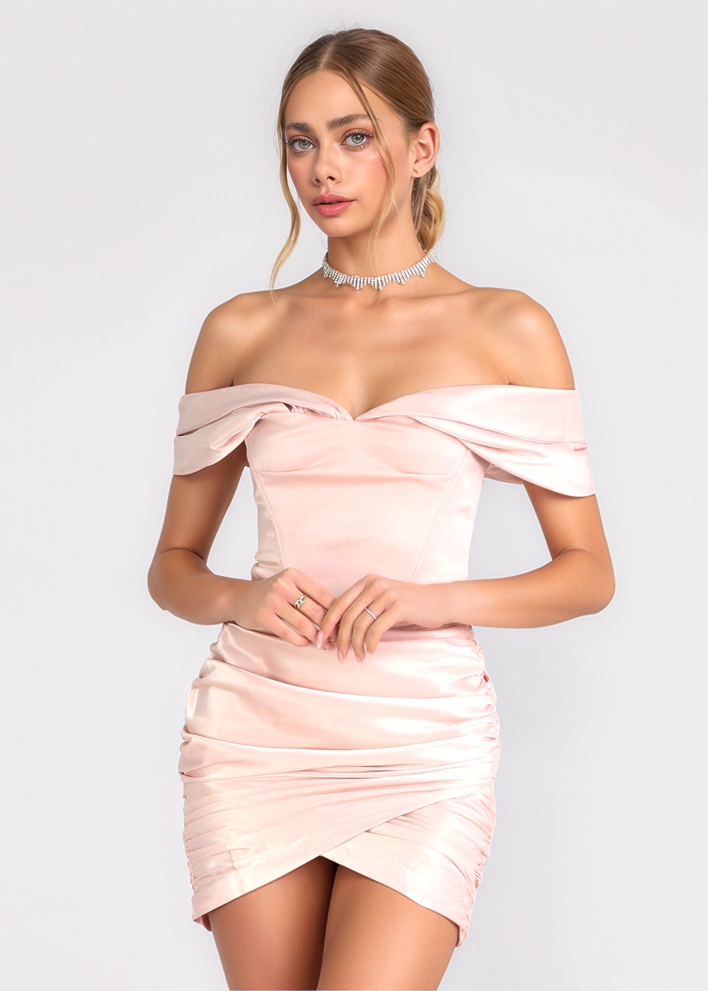 HAYDEN - vestito rosa chiaro in satin con scollo Bardot e gonna incrociata