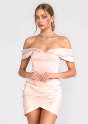 HAYDEN - vestito rosa chiaro in satin con scollo Bardot e gonna incrociata