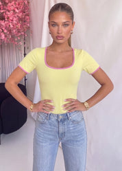 PERRY - body maniche corte giallo con orlo rosa a contrasto
