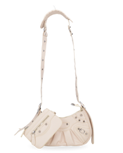 CHARA - borsa a tracolla beige chiaro con borchie argento e borsellino removibile