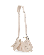 CHARA - borsa a tracolla beige chiaro con borchie argento e borsellino removibile