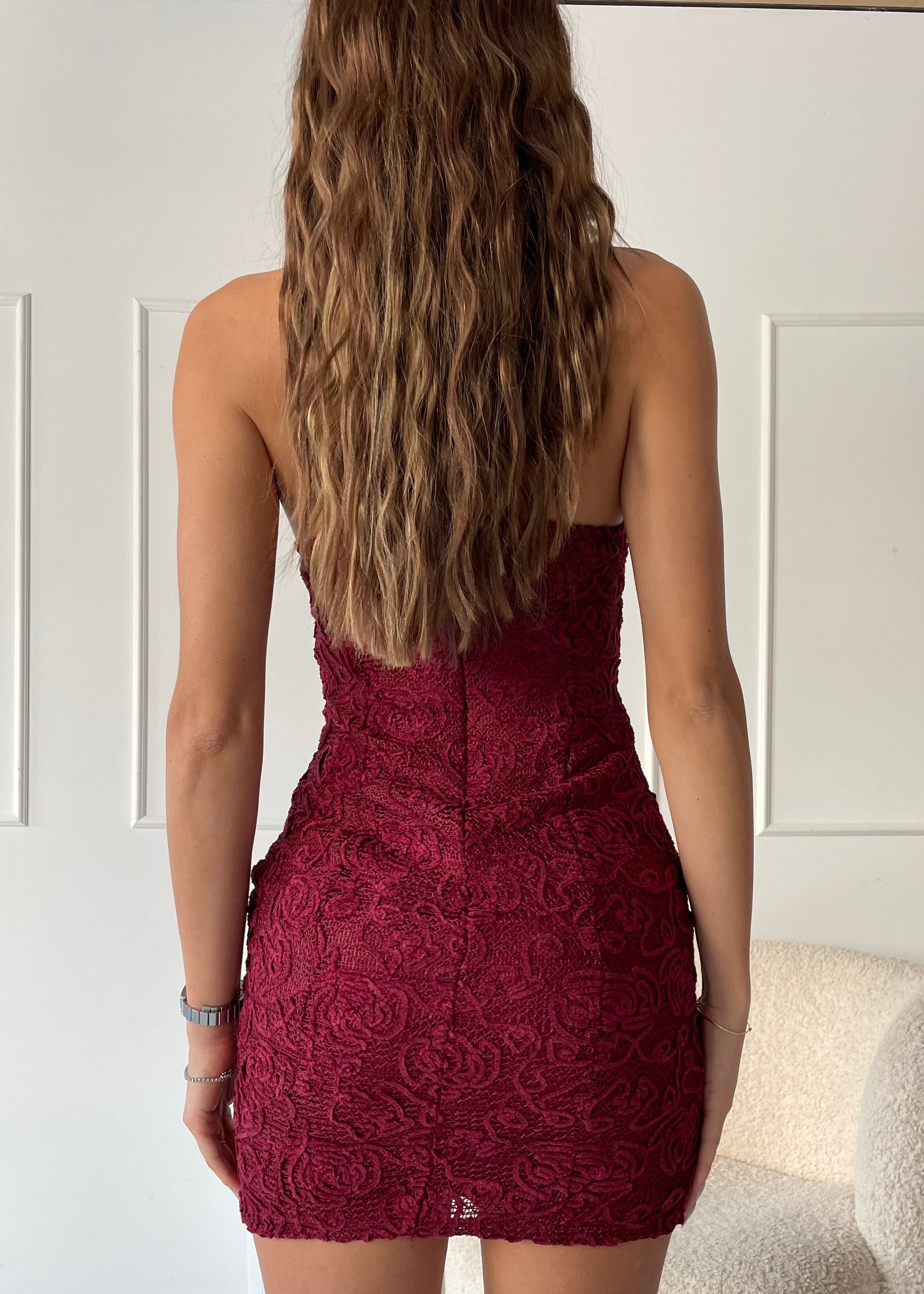 MIRA - abito mini in pizzo burgundy con scollo corpetto