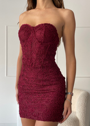 MIRA - abito mini in pizzo burgundy con scollo corpetto
