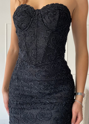 RAVYN - abito mini in pizzo nero con scollo corpetto