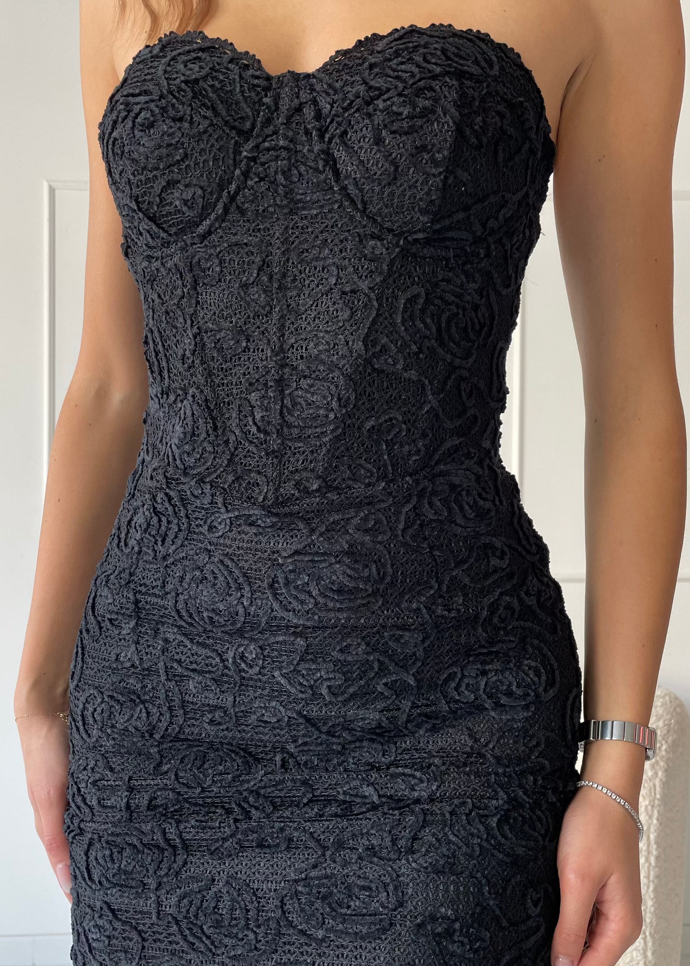 RAVYN - abito mini in pizzo nero con scollo corpetto