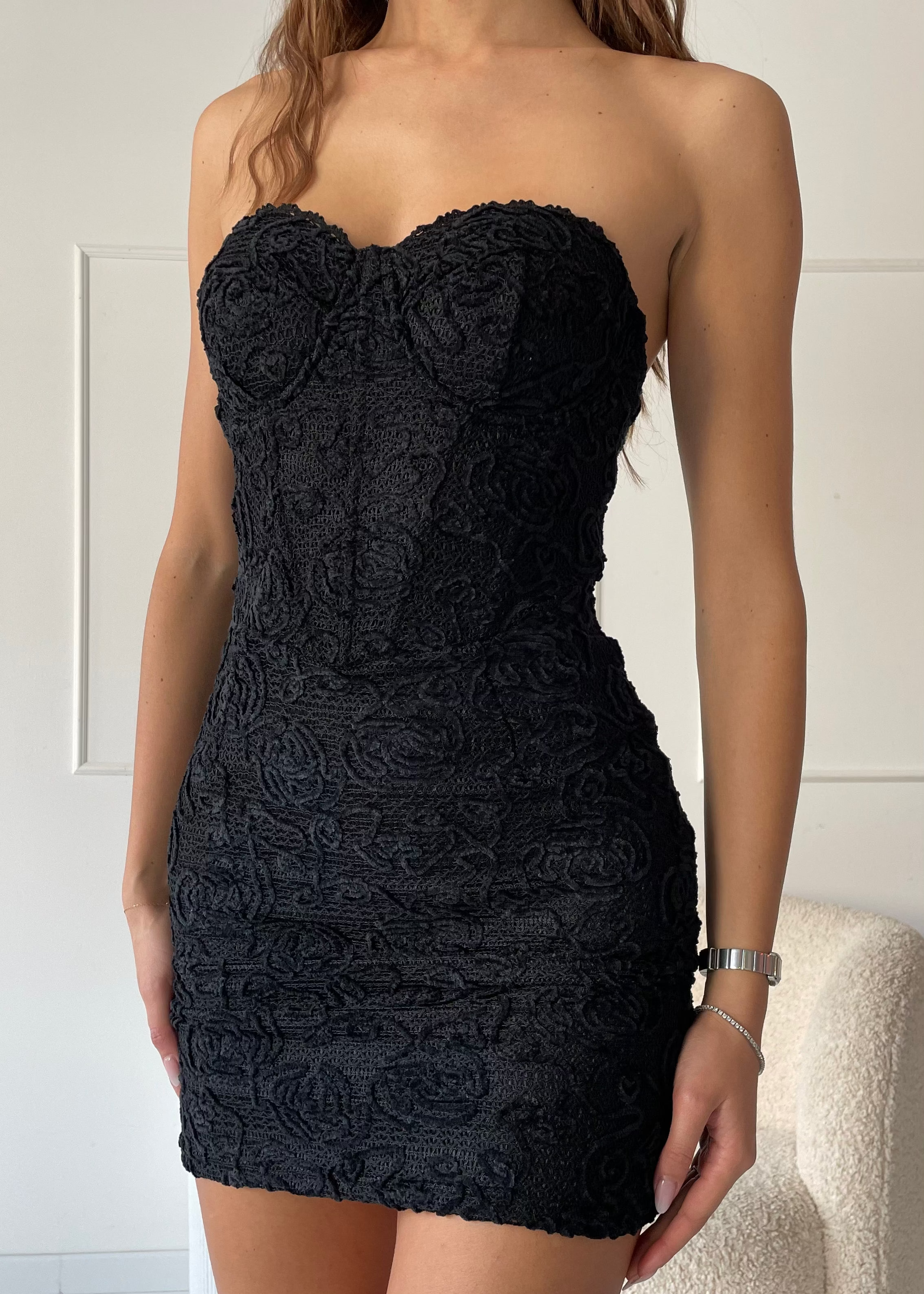 RAVYN - abito mini in pizzo nero con scollo corpetto