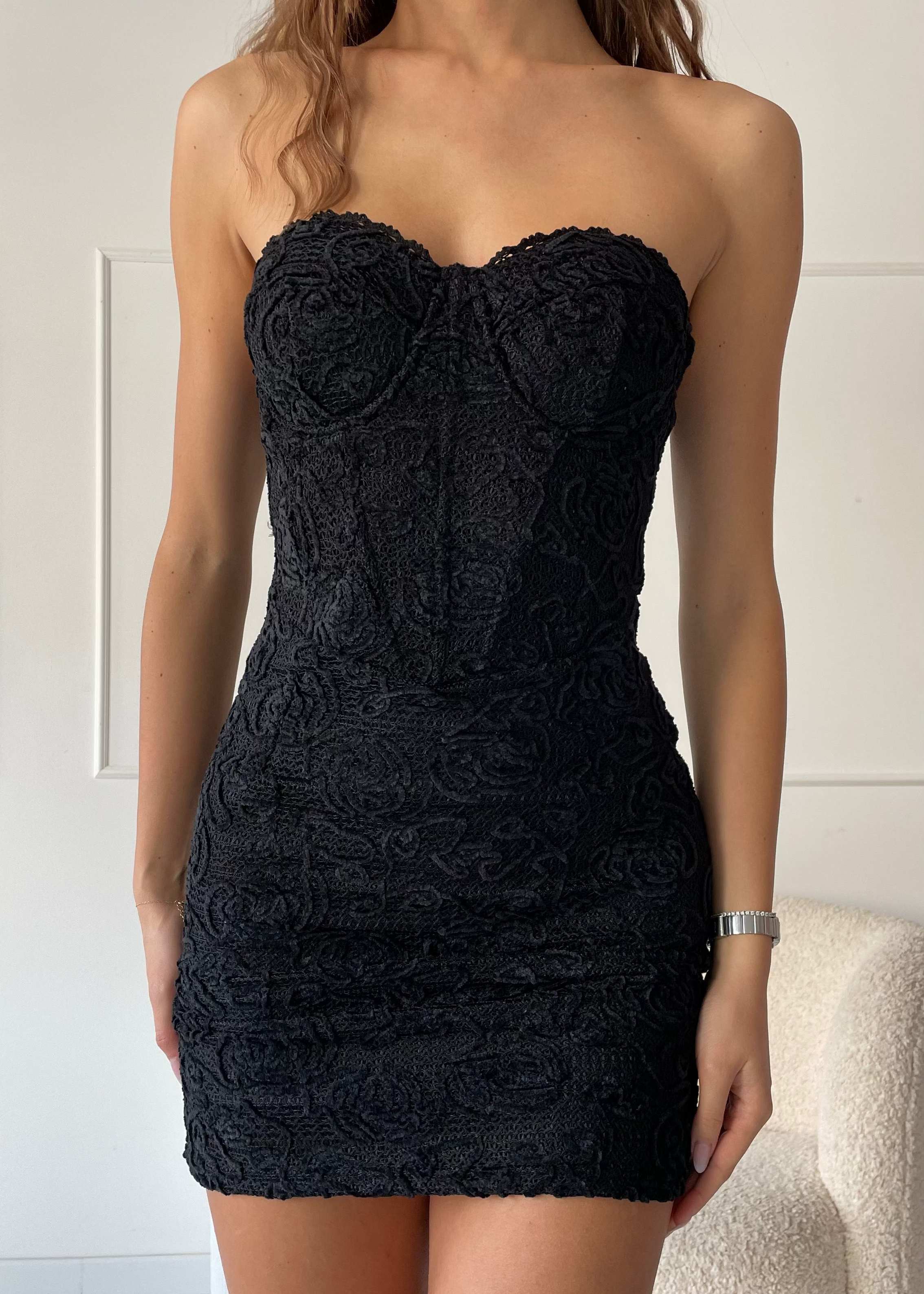 RAVYN - abito mini in pizzo nero con scollo corpetto