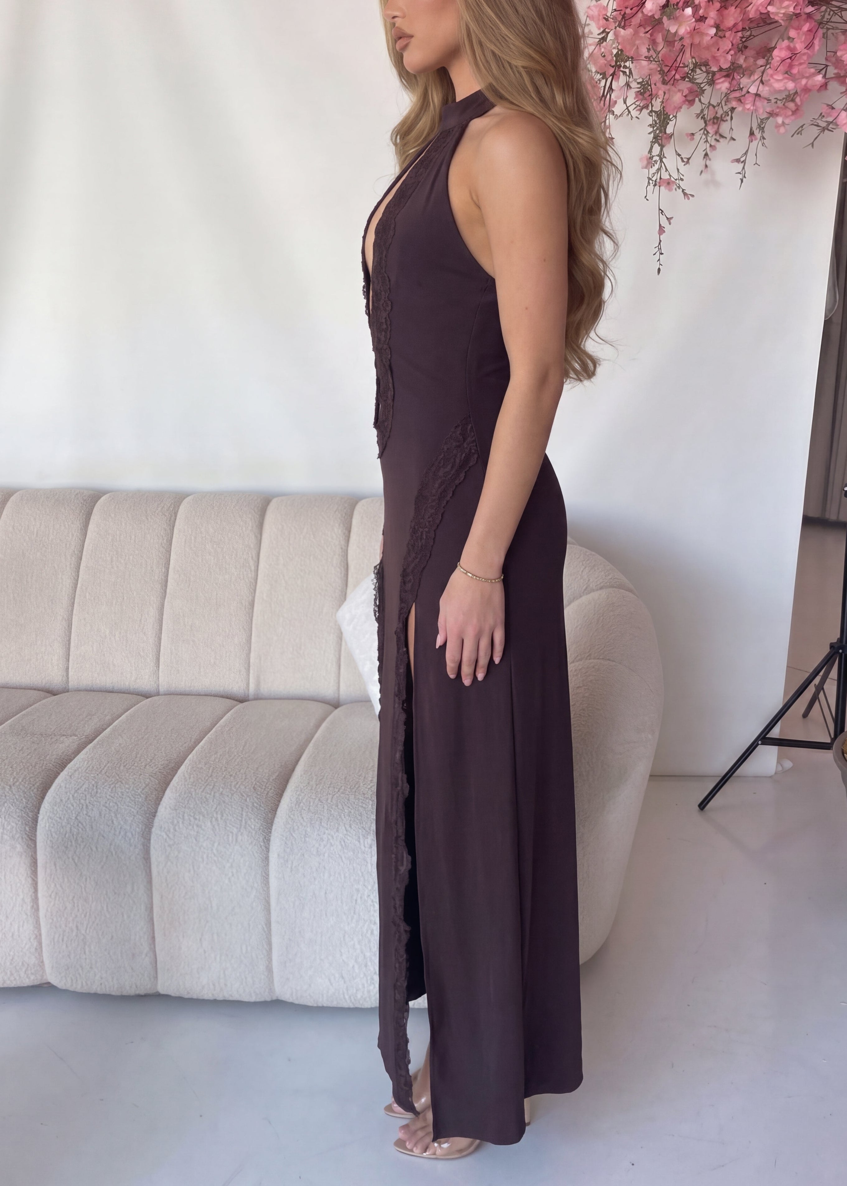 RAYM - abito vestito lungo marrone con dettagli in pizzo e spacchi frontali