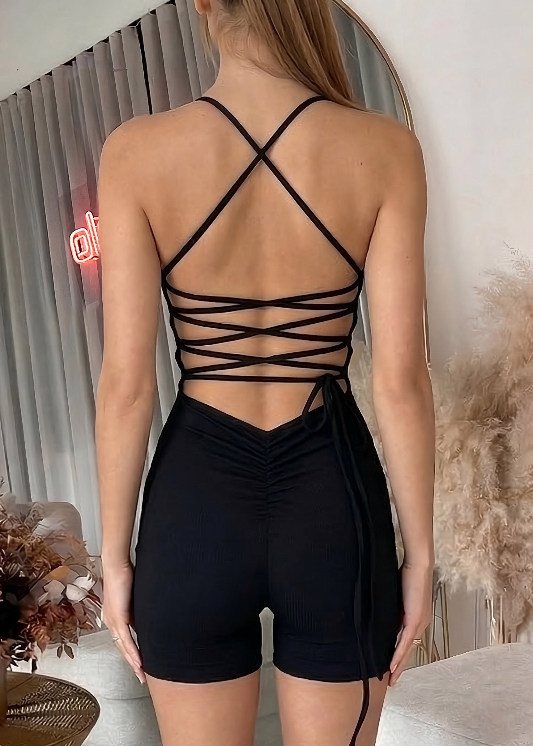 REMI - tuta jumpsuit corta con arricciatura e lacci posteriori.