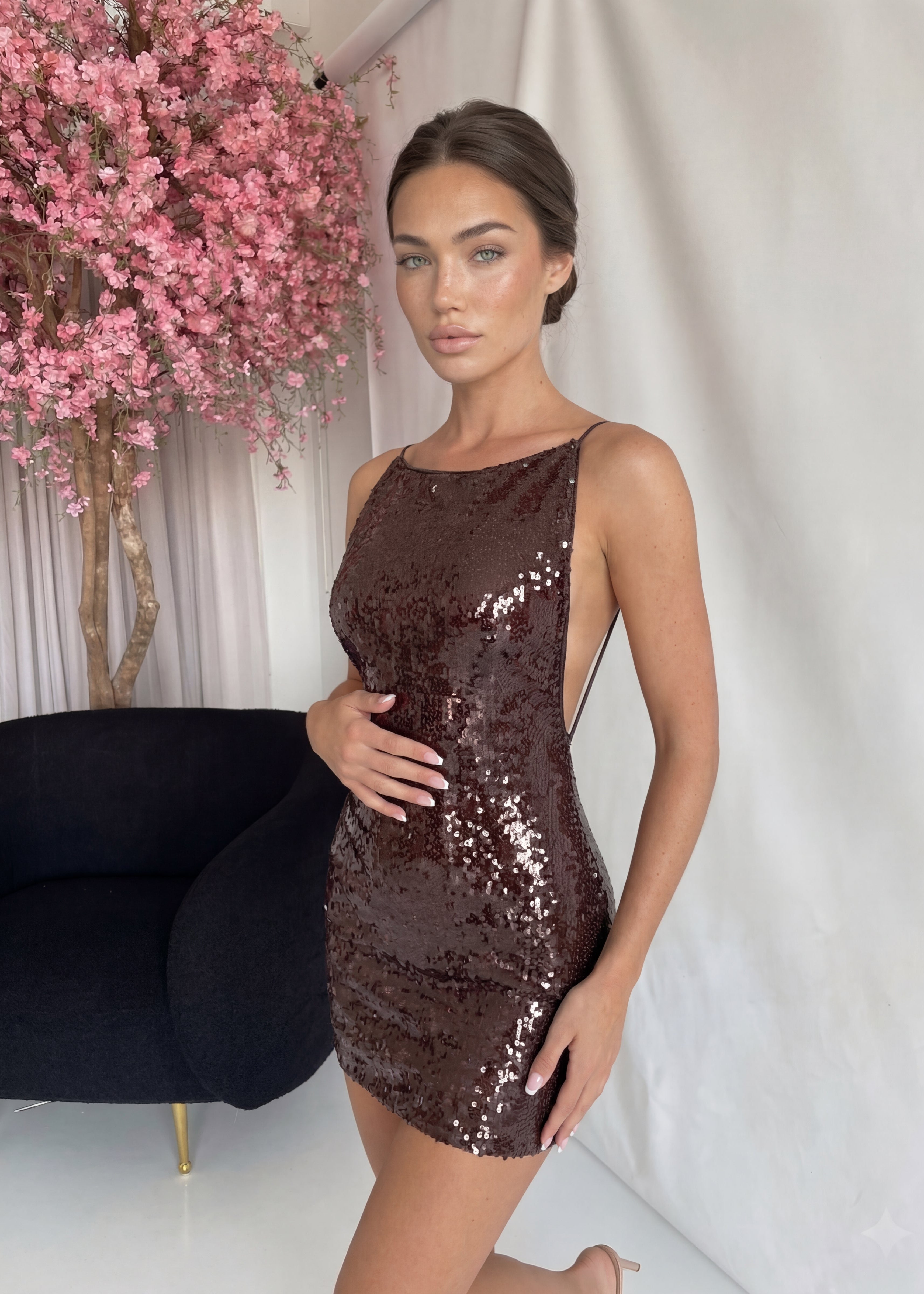 SASKIA - vestito mini in paillettes marrone con schiena scoperta