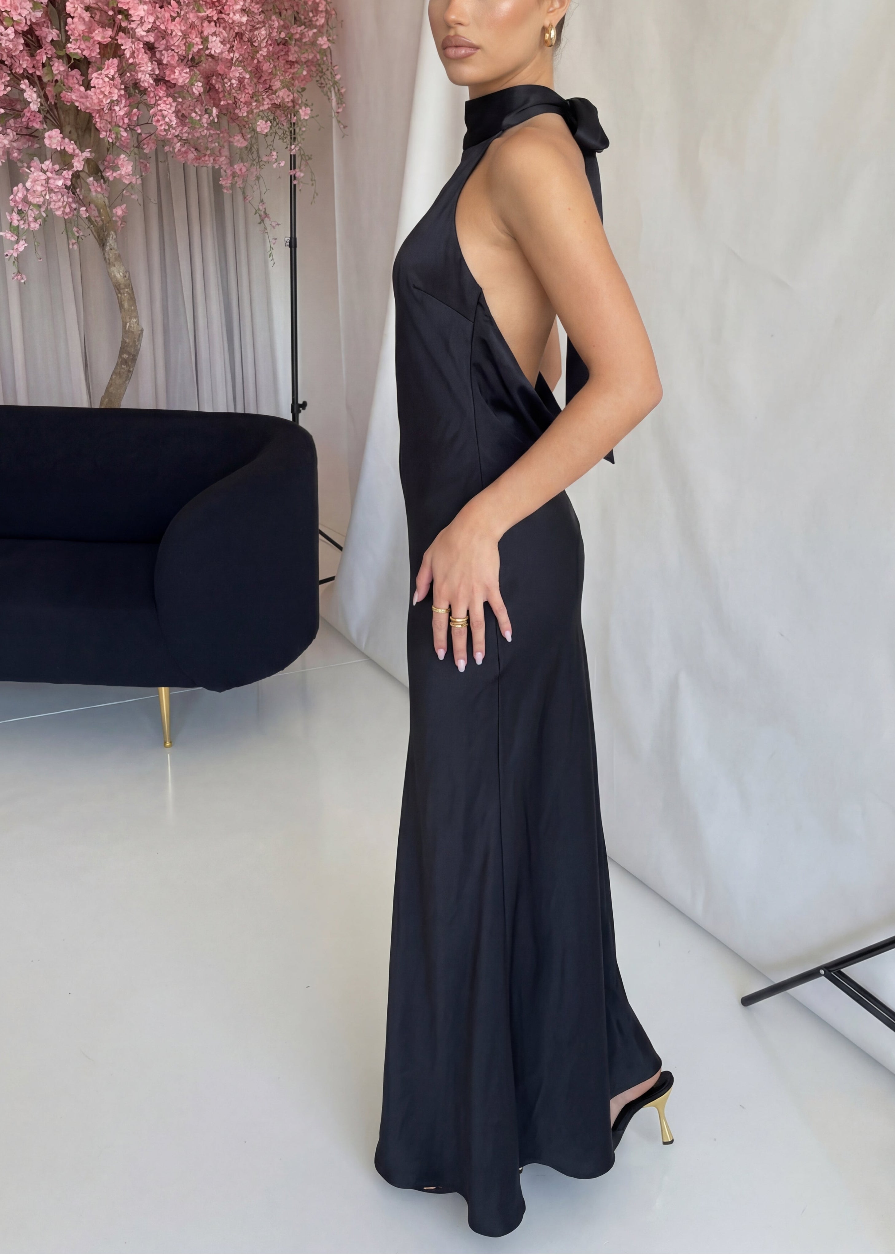 XELIA - vestito lungo nero effetto satin con scollo americano