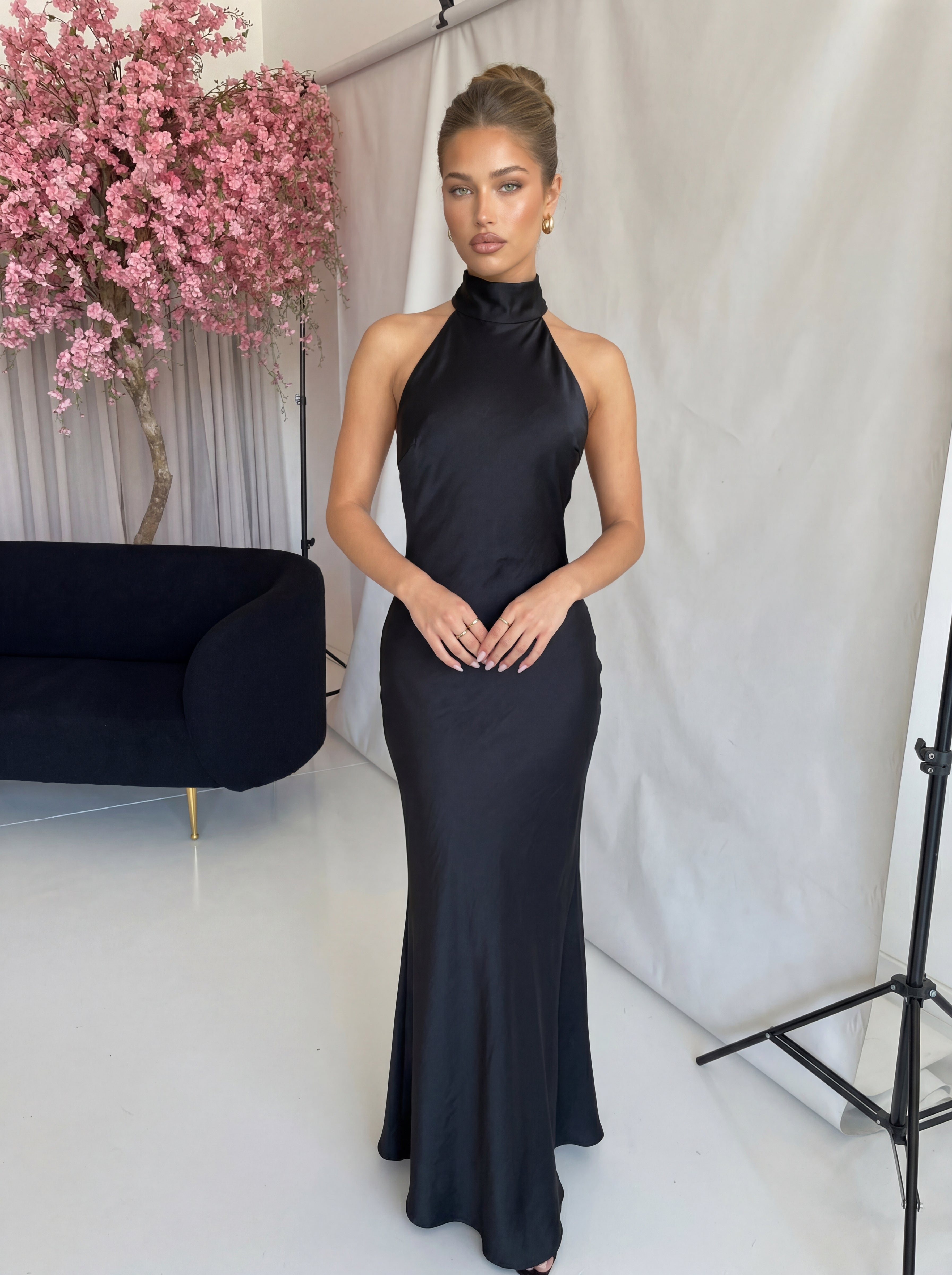 XELIA - vestito lungo nero effetto satin con scollo americano