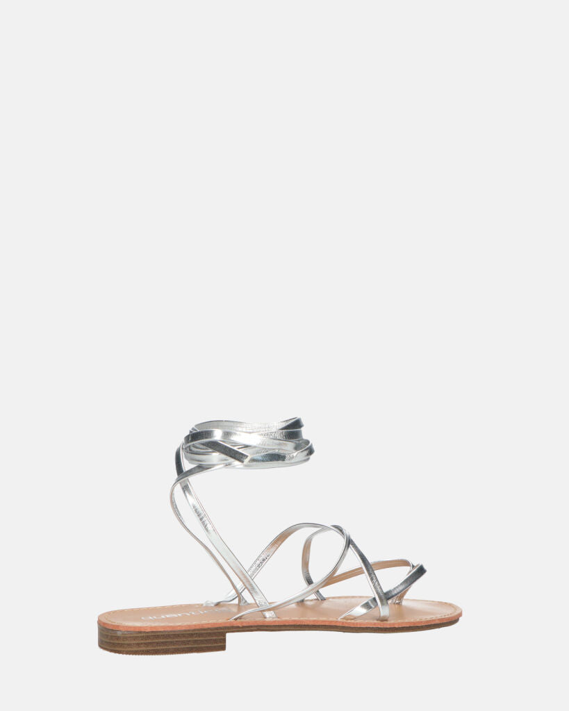 CRESSIDA - sandali bassi beige con cordini argento