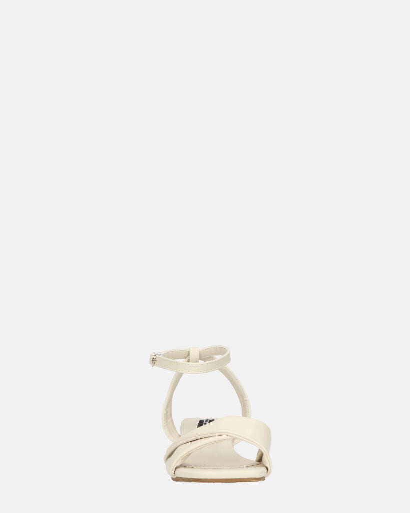 AKIRA - sandali bassi beige con cinturino