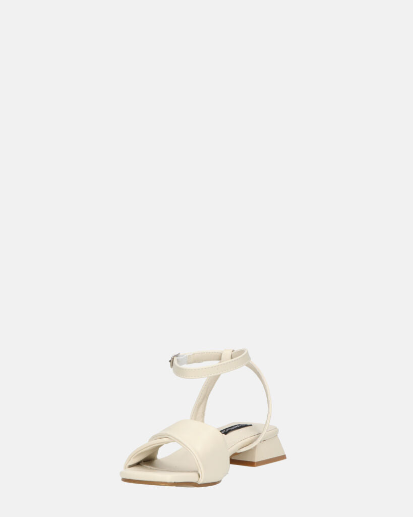 AKIRA - sandali bassi beige con cinturino