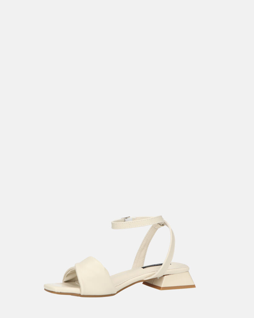 AKIRA - sandali bassi beige con cinturino