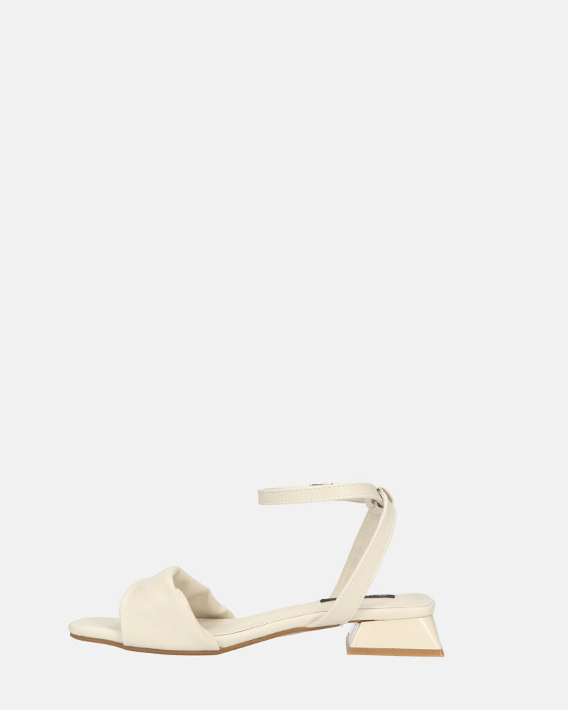 AKIRA - sandali bassi beige con cinturino
