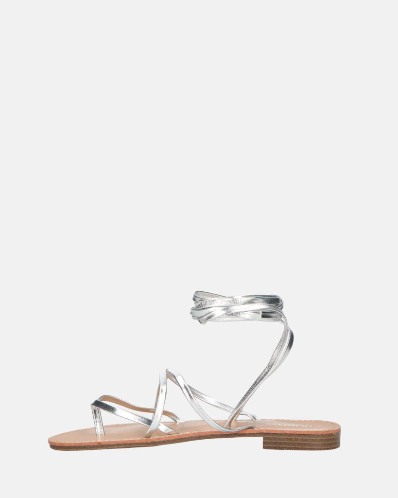 CRESSIDA - sandali bassi beige con cordini argento